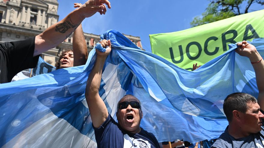 La CGT se movilizó a Tribunales contra el DNU y desafío el protocolo antipiquete