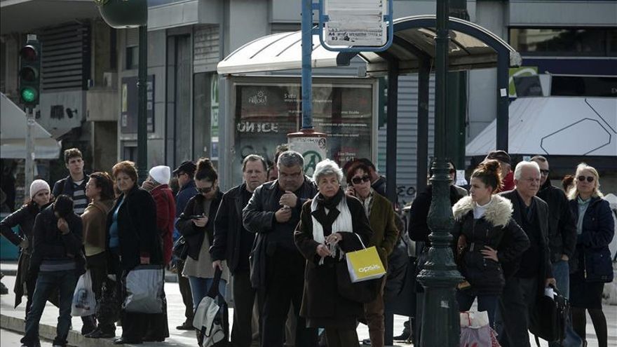 Sin el metro, los atenienses hacen colas en las paradas de autobús.