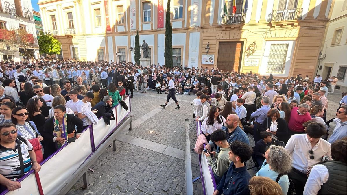 Público esperando ver una procesión la pasada Semana Santa