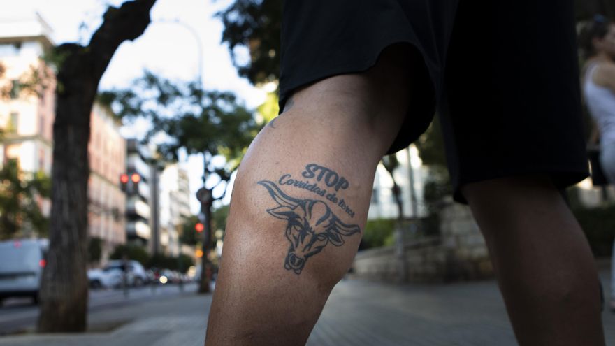 Un manifestante con el tatuaje "Stop corridas de toros" en una pierna.