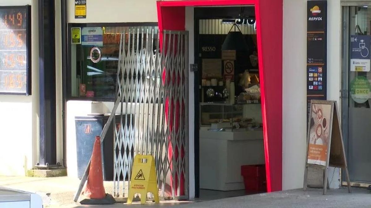 Imagen de la estación de servicio de Fuentesila, en Oviedo, que fue asaltada por encapuchados el pasado mes de mayo.