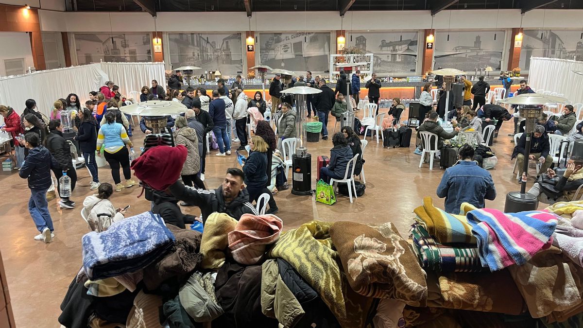 Servicios sanitarios y protección civil atienden a los heridos tras el descarrilamiento en Adamuz