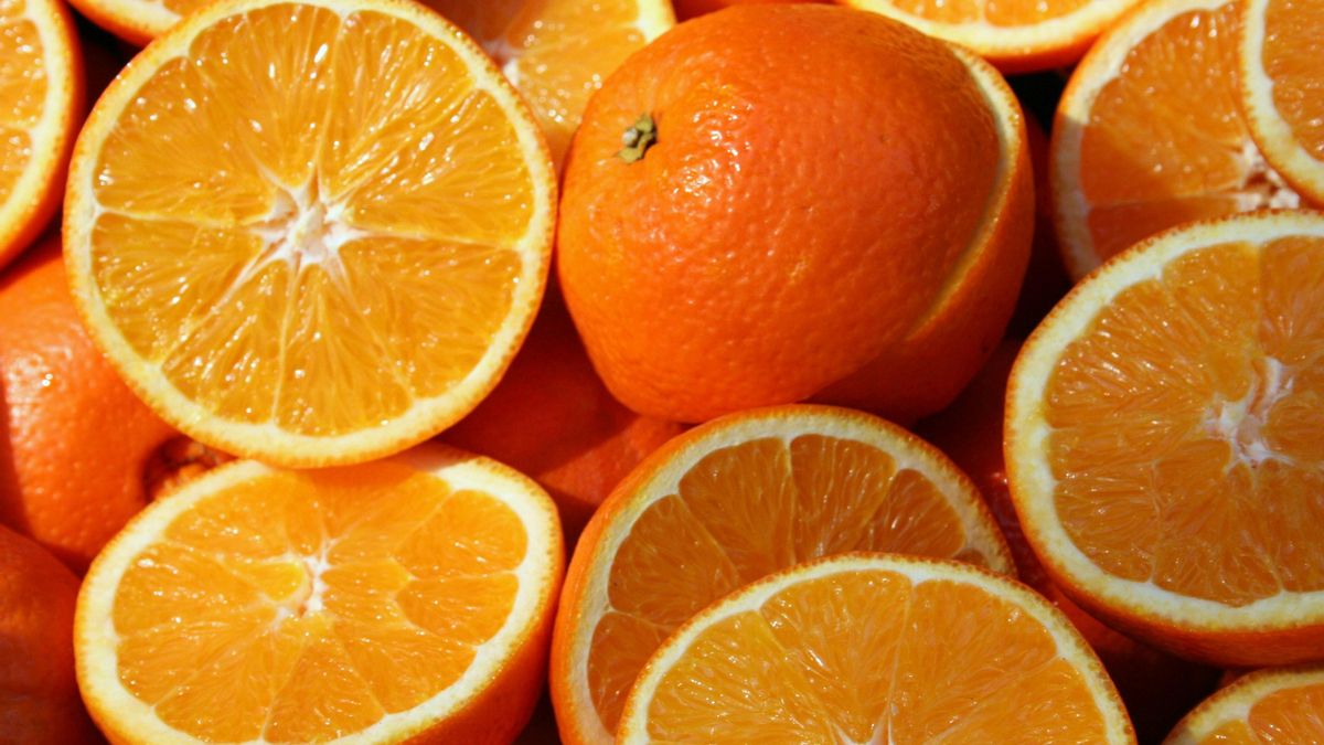 Comer una naranja tiene otros efectos en el organismo que no están presentes al beber un vaso de zumo.