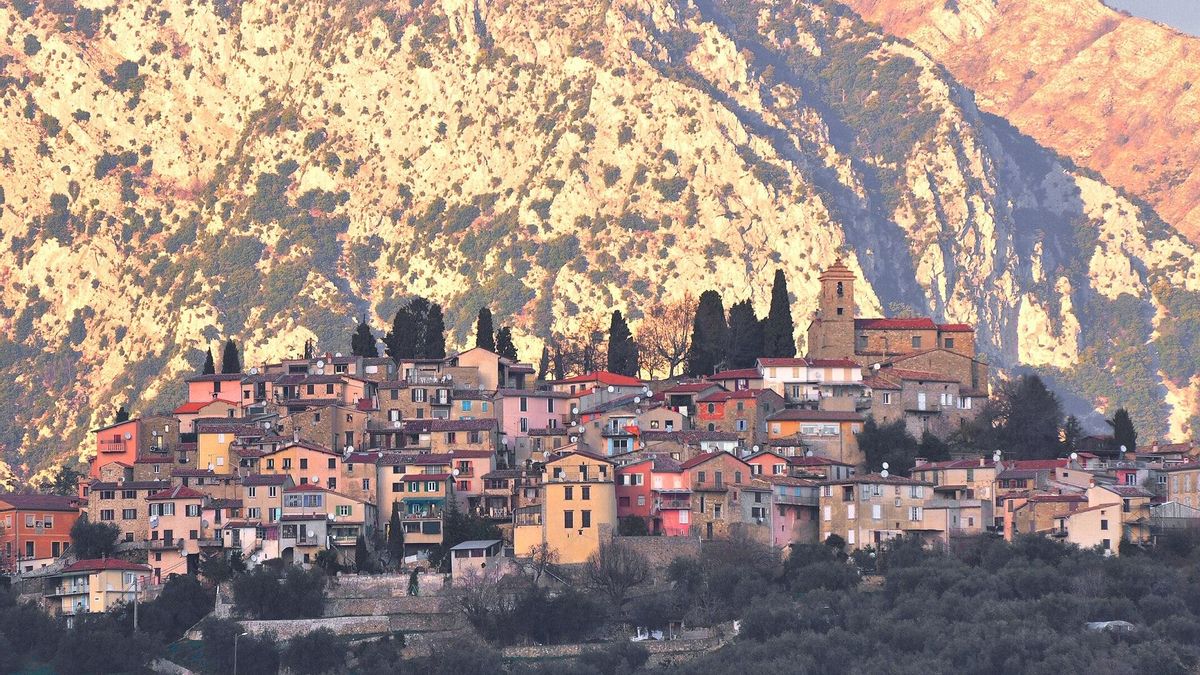 El singular pueblo interior de la Costa Azul que esconde una de las mayores colecciones de relojes de sol