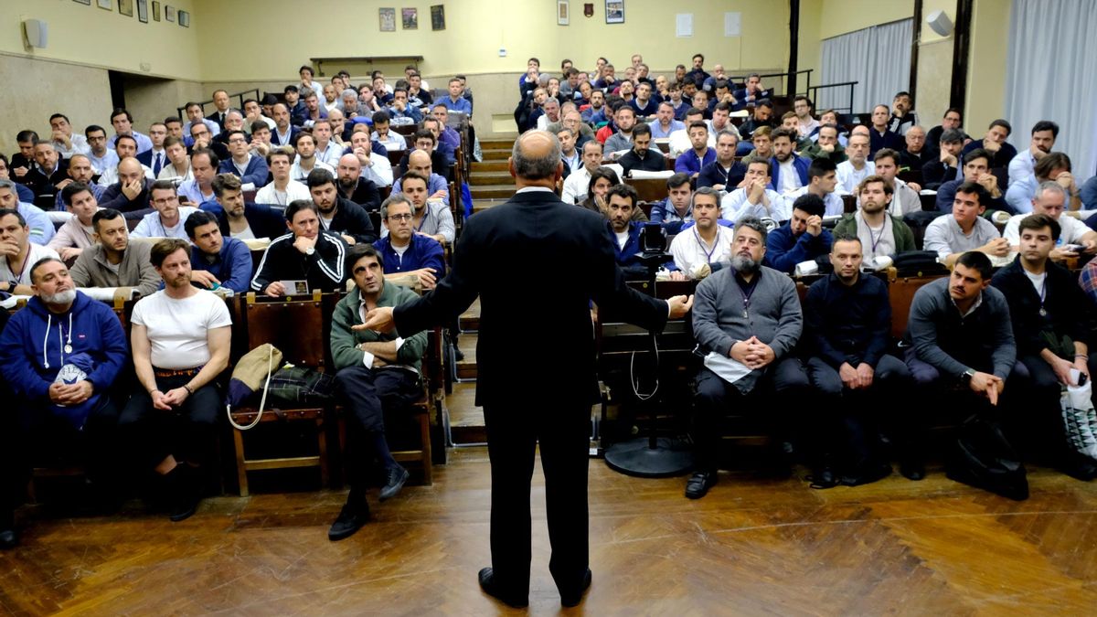 Costaleros de los Estudiantes en un aula de Filología reciben la noticia de que no sale la cofradía