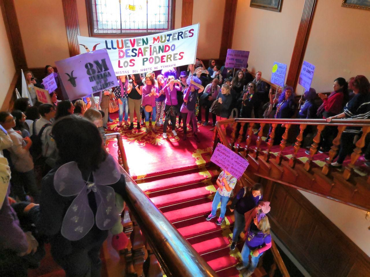 Protesta en el interior del Ayuntamiento de La Orotava, en el norte de Tenerife
