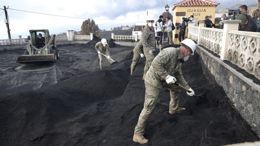 Militares recogen ceniza de un parque infantil en Las Manchas.