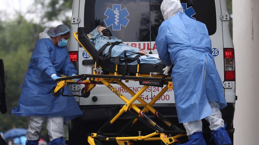Personal de salud traslada a una persona contagiada por covid-19 en Ciudad de México (México). EFE/Sáshenka Gutiérrez/Archivo