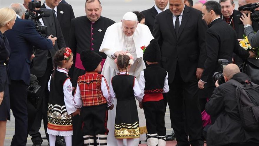 El papa pide a Bulgaria que no cierren los ojos y el corazón a los migrantes