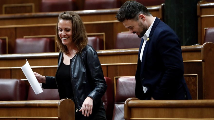 Archivo - El portavoz parlamentario de ERC, Gabriel Rufián, y la diputada de la CUP Mireia Vehí, en una sesión plenaria del Congreso.