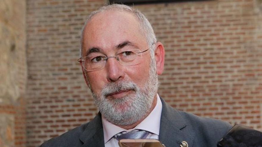 El presidente del Colegio de Médicos de Murcia, vacunado contra la COVID pese a no pertenecer a grupos prioritarios