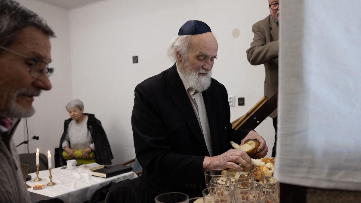 Iványi Gábor, con la kipá, durante la sesión con un grupo de judíos en Budapest.