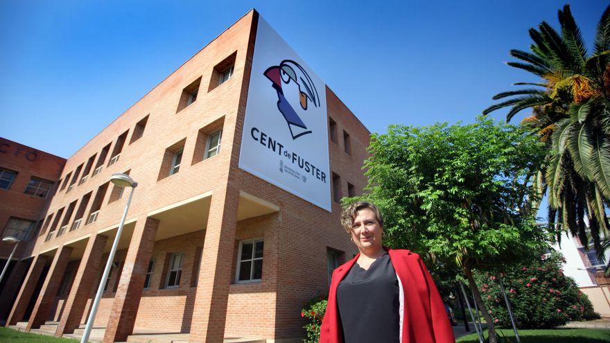 Tamarit, consellera d’Educació, Cultura i Esport, amb la imatge institucional de l’any Joan Fuster. 