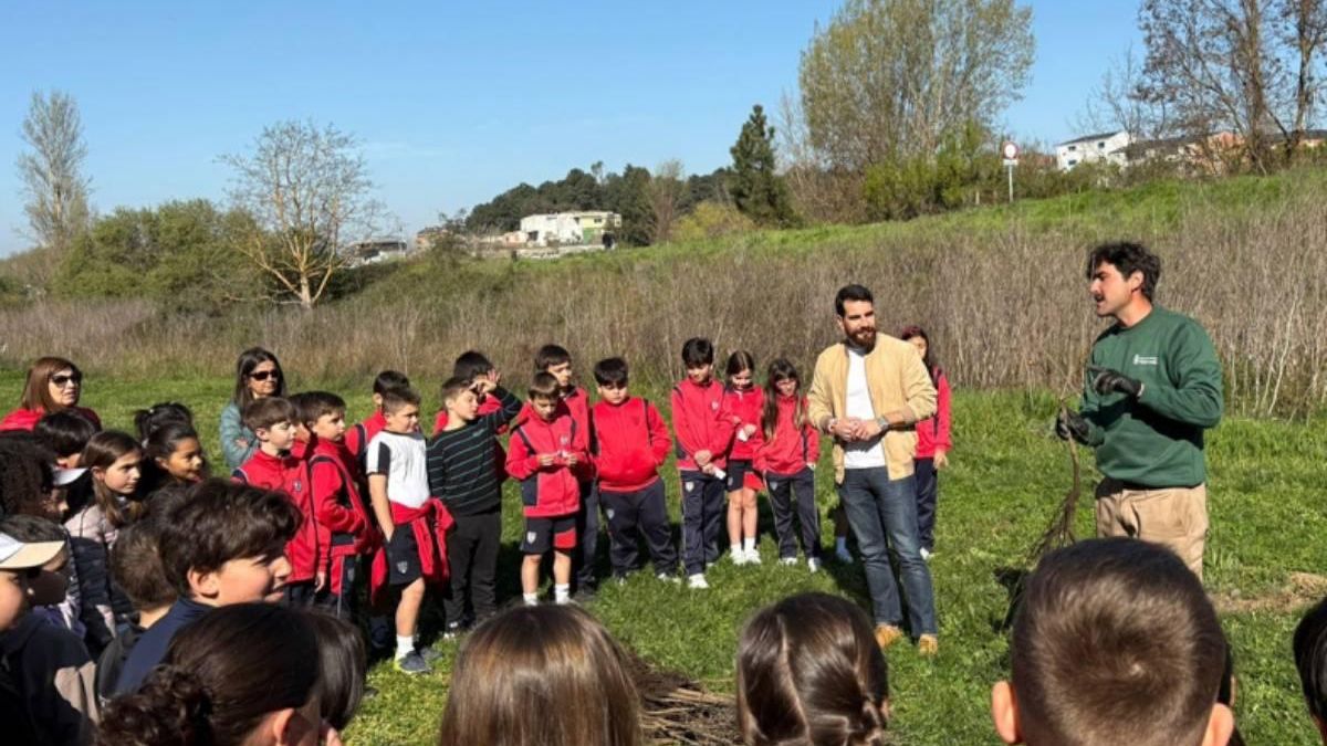 Alumnos de Ponferrada plantan 150 robles como símbolo de recuperación del fuego tras los incendios de verano