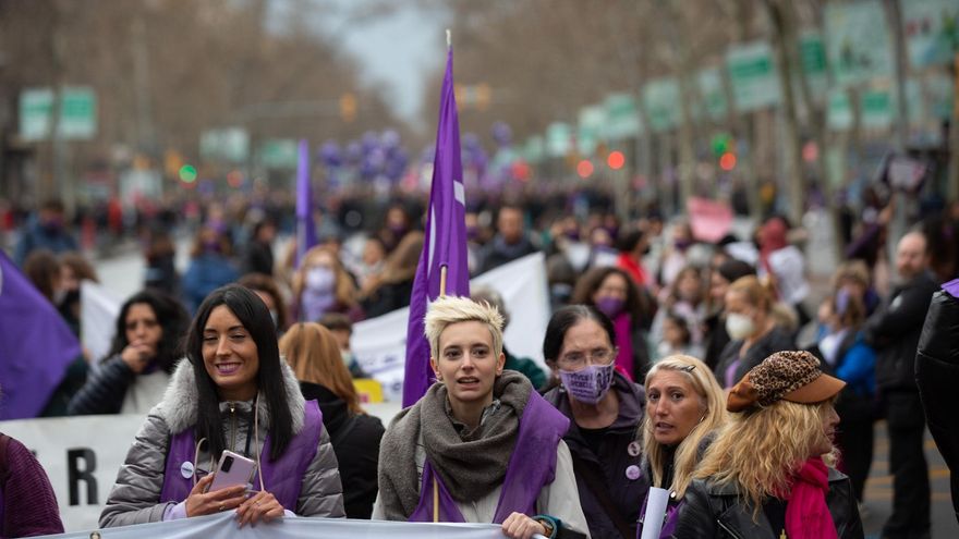 Un grupo de mujeres en una manifestación por el 8M, Día Internacional de la Mujer, a 8 de marzo de 2022, en Barcelona, Catalunya (España).