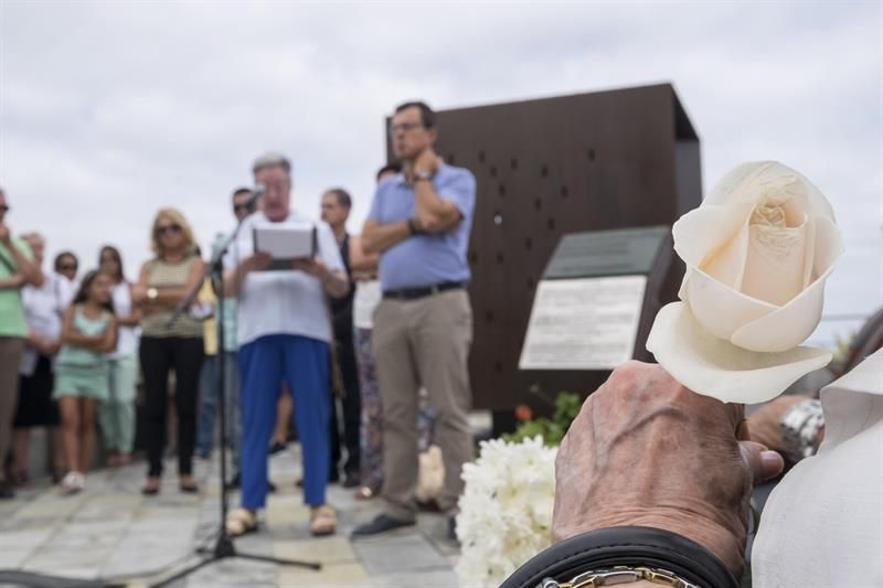 Momento del homenaje en la prolongación del paseo de la playa de Las Canteras. EFE/Ángel Medina G.