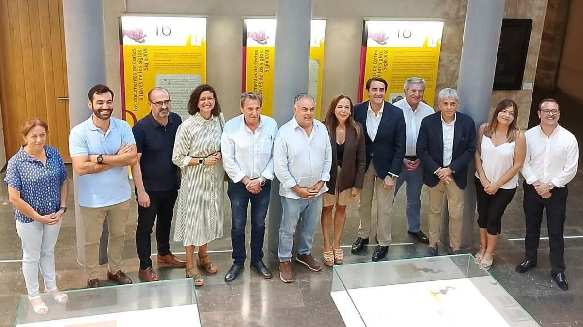 Los miembros del Comité de Dirección de la gestora del PP leonés con la candidata Álvarez Casais en el medio.