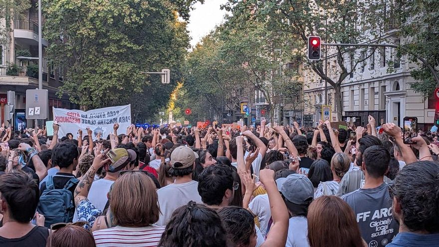 Miles de personas durante una concentración frente al ático de Chamberí tras el desahucio de Maricarmen, a 23 de septiembre de 2026, en Madrid