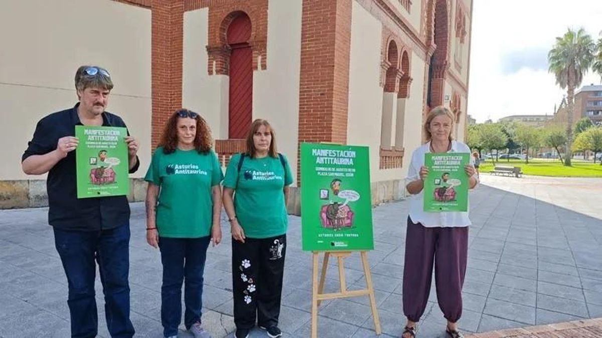 Los diputados Xabel Vegas y Covadonga Tomé, a ambos extremos en la imagen, durante la presentación del cartel de la manifestación antitaurina en Gijón/Xixón que tendrá lugar el próximo domingo.