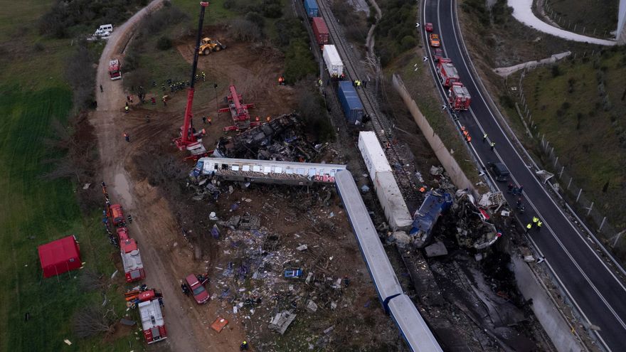 Protestas e indignación por el accidente de trenes en Grecia: "Los vagones se arrugaron como un papel"
