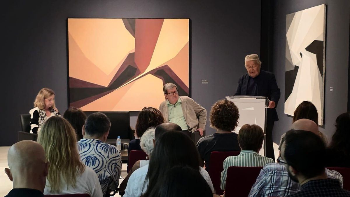 La presentación ha contado con la participación del presidente de la Fundación Bancaja, Rafael Alcón (i); el comisario de la exposición, Juan Manuel Bonet (c); y la hija del artista, Carmen Michavila (d).