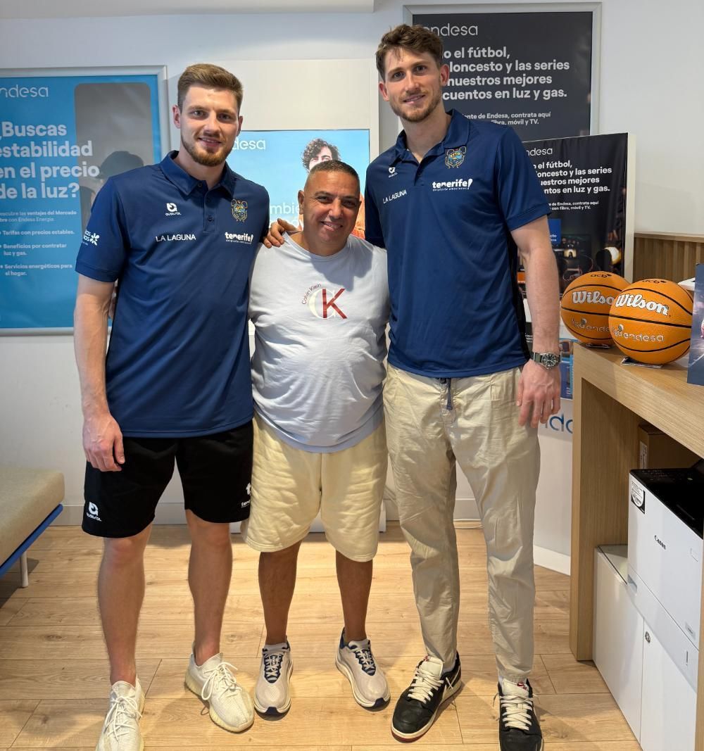 Jugadores del CB Canarias, con un aficionado en la tienda Endesa de Santa Cruz de Tenerife durante uno de los encuentros Meet and Greet.