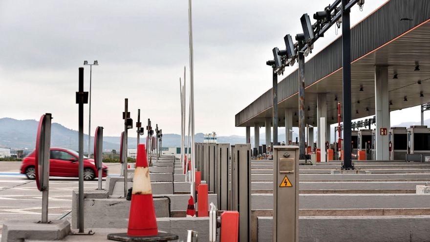 Un vehículo ser acerca al área de peaje de la autopìsta AP-7 en Sagunto (Valencia). EFE/Manuel Bruque/Archivo