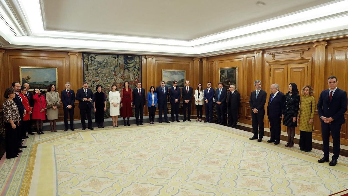 Los ministros prometen sus cargos ante el Rey en una ceremonia culminada con aplausos