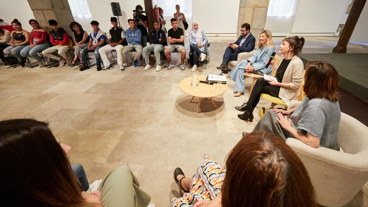 La vicepresidenta segunda del Gobierno de España, Yolanda Díaz (i), y la vicepresidenta tercera y consejera de Vivienda, Juventud y Políticas Migratorias, Begoña Alfaro (d), durante un encuentro con jóvenes del programa Kideak.