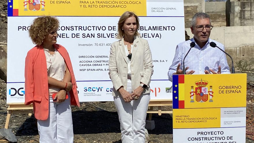 Hugo Morán explica las características del túnel a pie de campo.