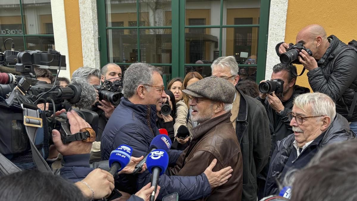 El candidato António José Seguro durante un acto electoral saluda a algunos simpatizantes.