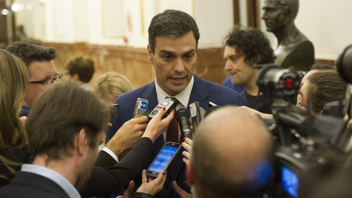Pedro Sánchez bromea sobre la llamada de Rajoy: pide a la gente conversaciones cortas para que no le pille comunicando
