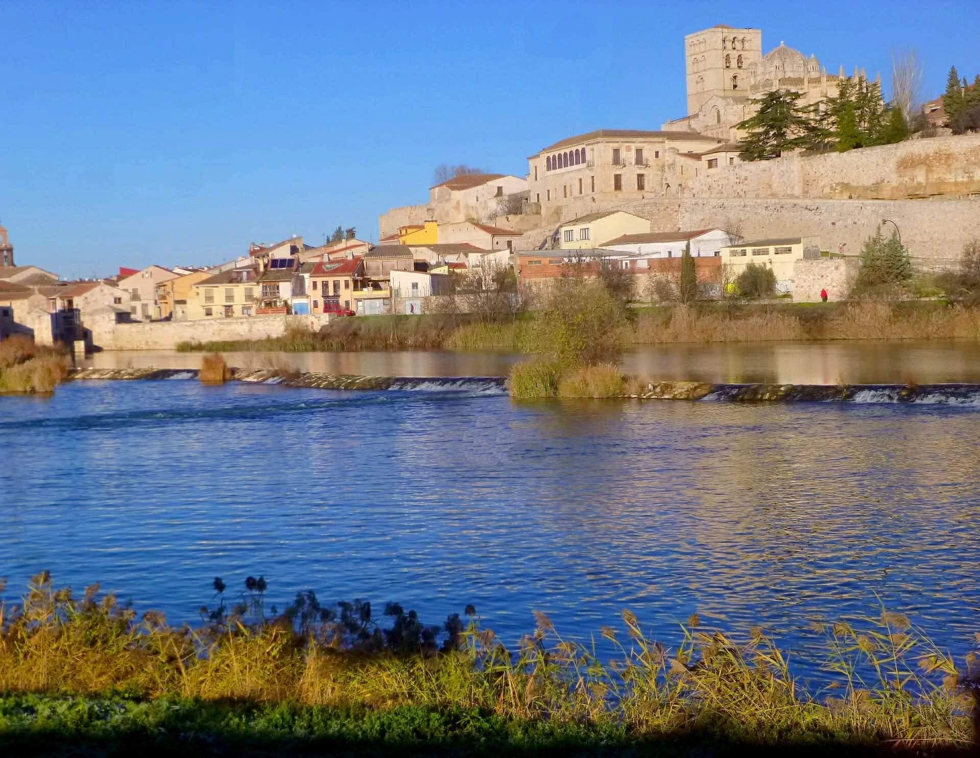 Río Duero a su paso por Zamora capital.