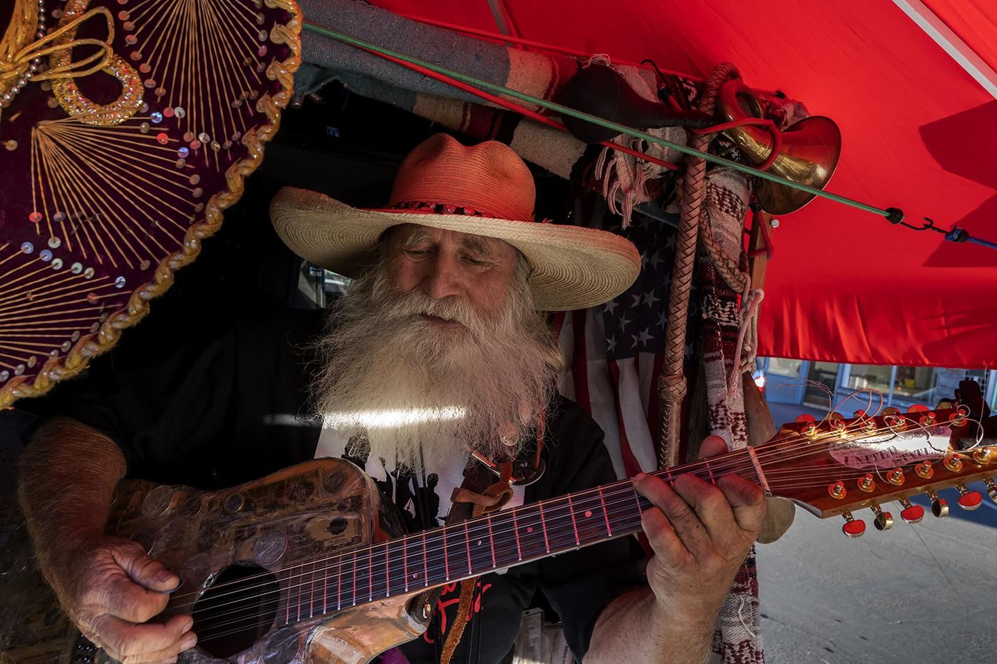 Un músico callejero toca la guitarra en una calle de la población de Williams (Arizona) en la Ruta 66. | JOAQUÍN GÓMEZ SASTRE