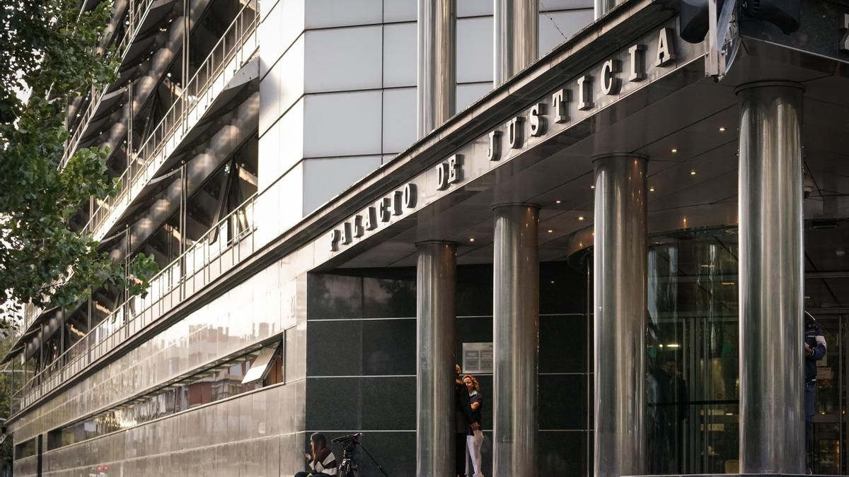 Condenado a 22 años de prisión por violar de forma continuada a sus dos hijas menores de edad en Vitoria