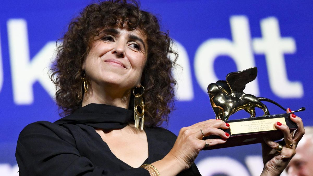 La directora danesa May el-Toukhy sujeta el León de Oro.