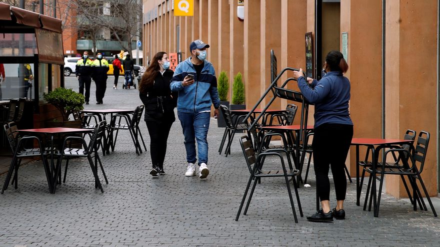 Una camarera prepara la terraza del restaurante donde trabaja en L´Hospitalet de Llobregat (Barcelona). EFE/Toni Albir/Archivo