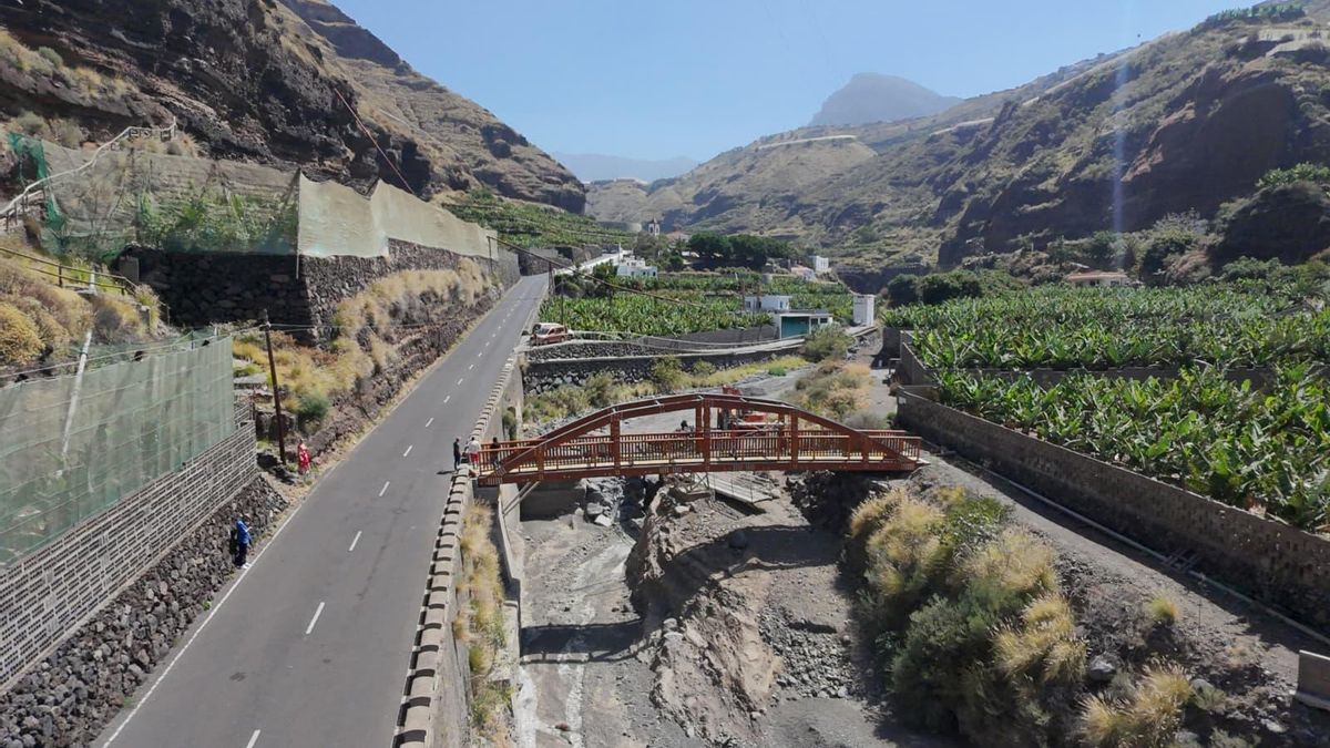 Nueva pasarela peatonal de madera en el sendero que cruza el barranco de las Angustias, ubicado en el municipio de Villa y Puerto de Tazacorte.