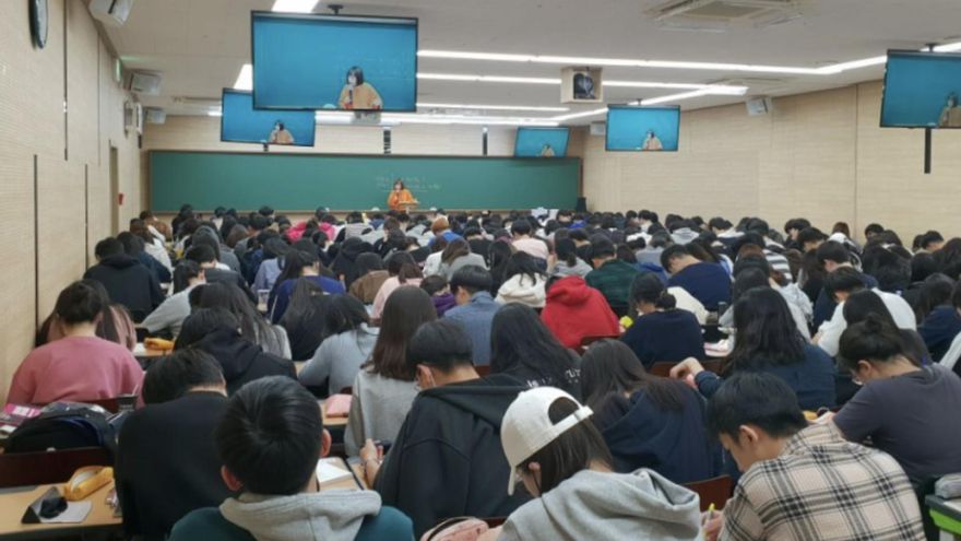 Corea del Sur apostó por los libros de texto con IA y ahora da marcha atrás tras un fracaso millonario: "Se olvidó el elemento humano"