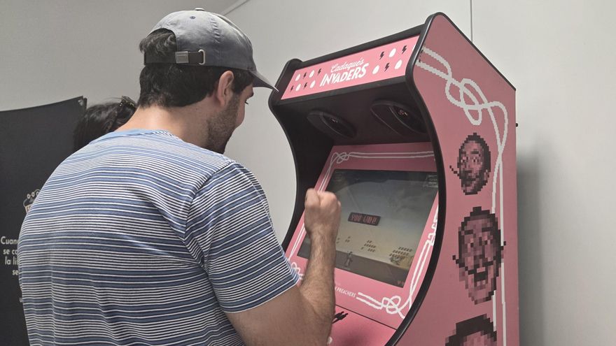Un asistente juega al Cadaqués Invaders