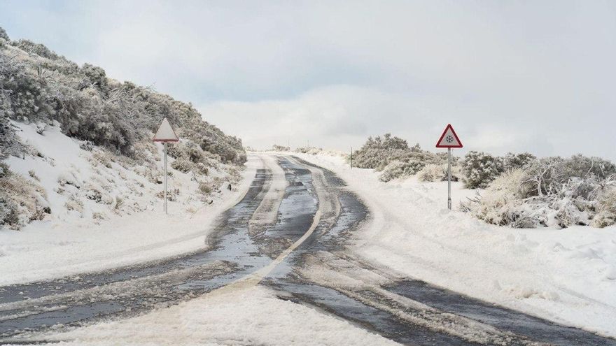 Cerrados todos los accesos al Teide por la presencia de nieve y hielo en la carretera