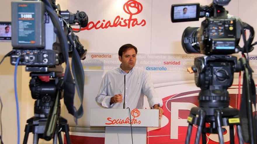 Peio García / ICAL El secretario general del PSL-PSOE, Tino Rodríguez, ofrece una rueda de prensa