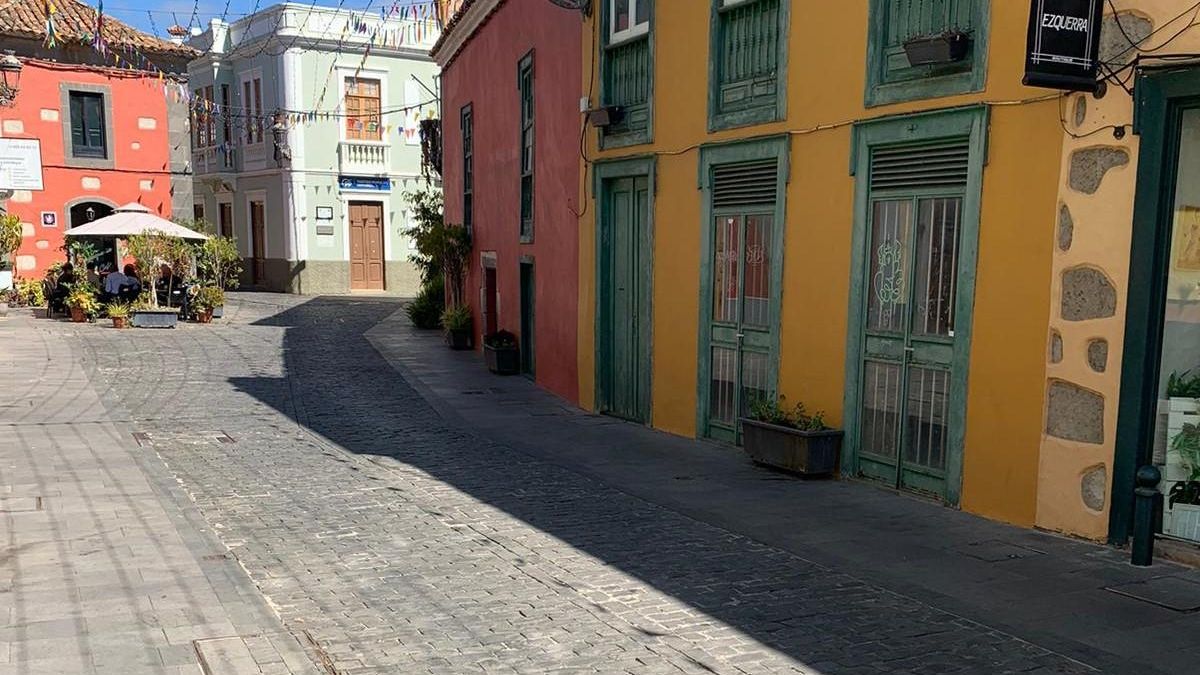 La calle Real de Santa Brígida celebra este viernes una noche de humor, música y vino