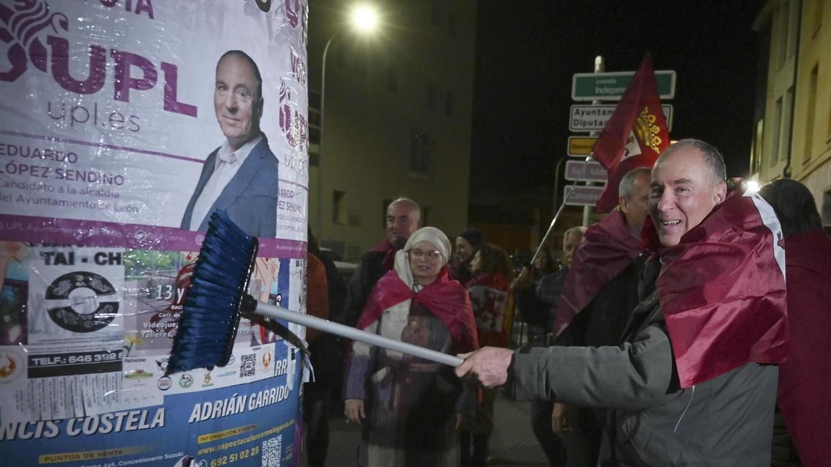Eduardo López Sendino (UPL) en el acto de la pegada de carteles de las elecciones municipales en León.