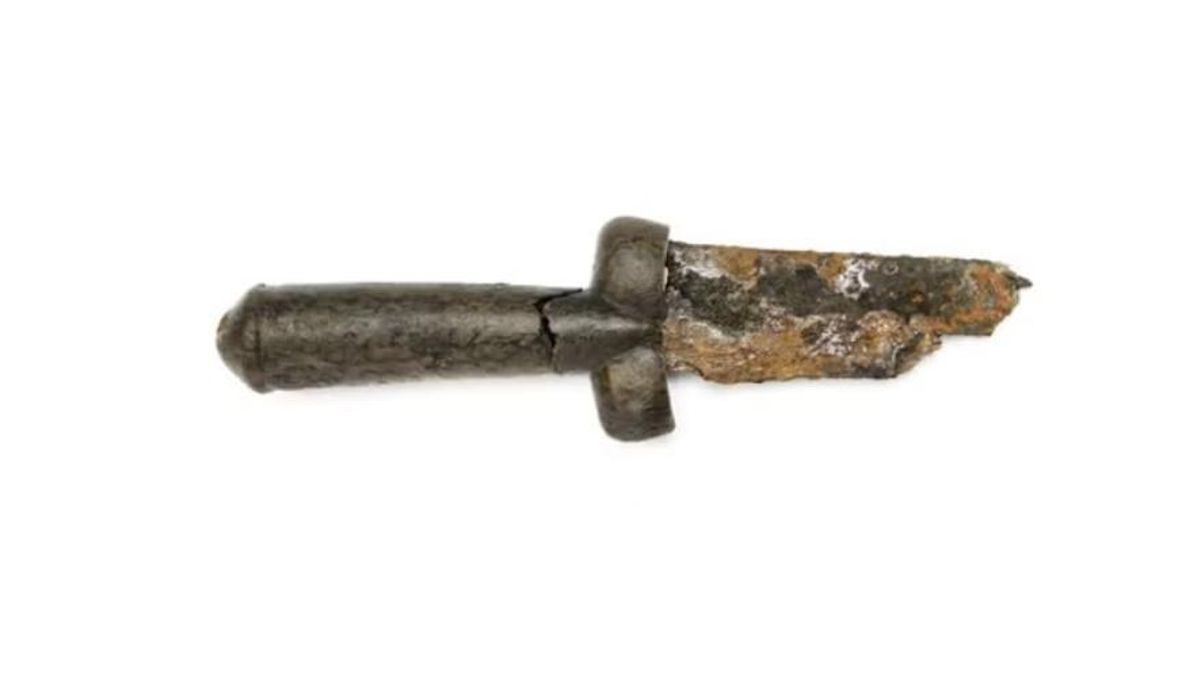 El hallazgo de una daga con forma testicular en Gullberg ha reavivado el interés por los objetos simbólicos del siglo XV