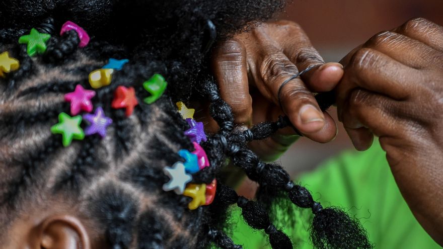 Desde el Caribe hasta Kenia, las personas negras plantan cara a la discriminación por el pelo afro