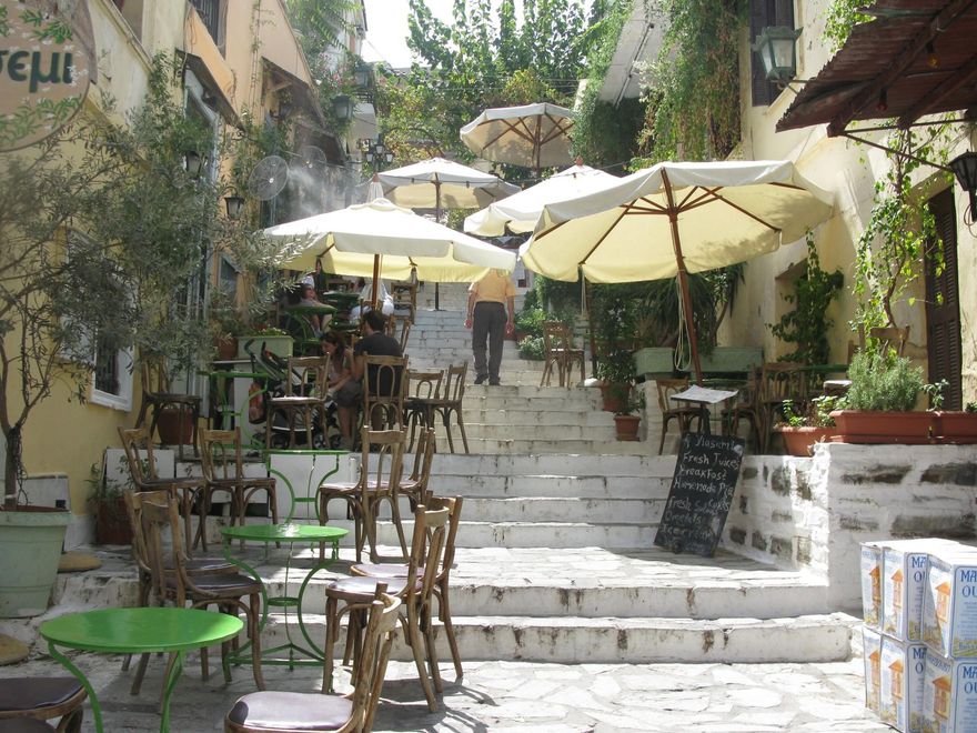 Escaleras en Plaka. El barrio cubre las colinas que dan acceso a la Acrópolis de Atenas.
