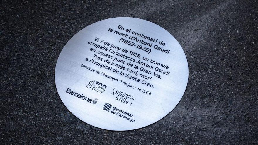 Gaudí murió tras ser atropellado por un tranvía en esta calle de Barcelona y ahora se ha colocado una placa conmemorativa en el lugar exacto