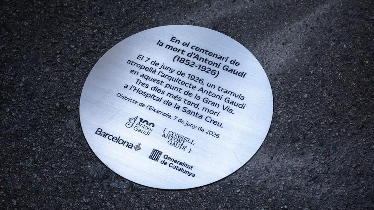 Gaudí murió tras ser atropellado por un tranvía en esta calle de Barcelona y ahora se ha colocado una placa conmemorativa en el lugar exacto