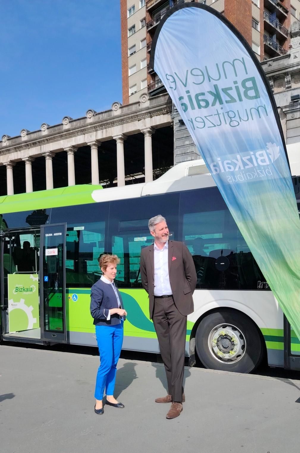 La diputada foral de Transportes, Movilidad y Turismo, Sonia Pérez, y el director general de Transportes, Antonio Jaraices.